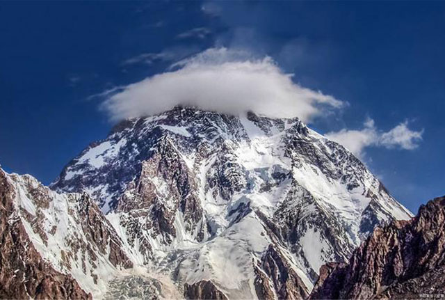 这座山峰海拔仅6272米，比珠峰要矮，却是地球上*靠近太空的山峰